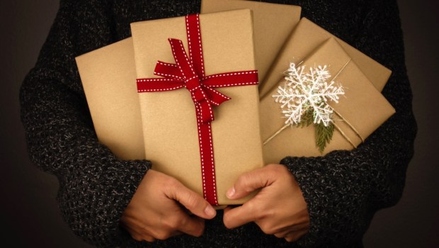 UNA PERSONA TIENE IN MANO DEI REGALI DI NATALE