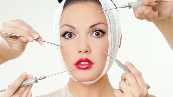 VOLTO DI DONNA ACCERCHIATO DA AGHI E BISTURI CHIRURGIA ESTETICA