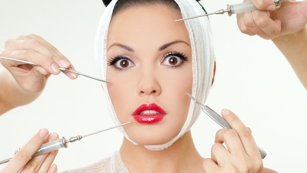 VOLTO DI DONNA ACCERCHIATO DA AGHI E BISTURI CHIRURGIA ESTETICA