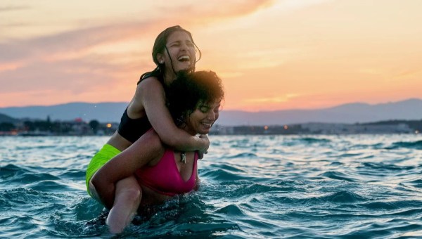 RAGAZZE ABBRACCIATE IN MARE SCENA DI THE SWIMMERS DA NETFLIX
