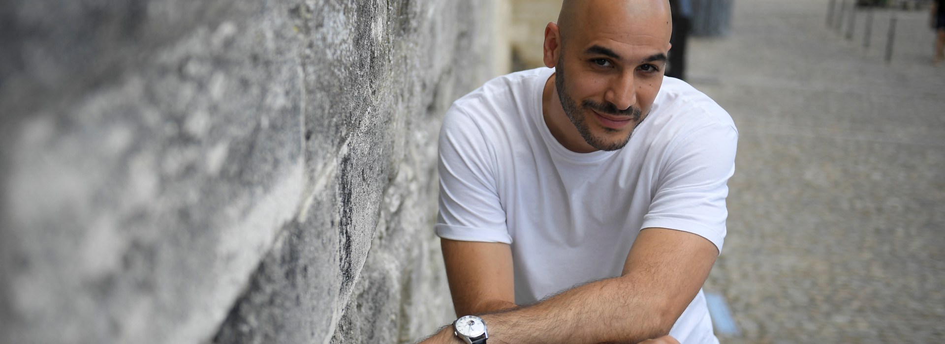 L'attore Mehdi Djaadi in posa durante il Festival di Avignon del 2021, svoltosi nel sud della Francia.