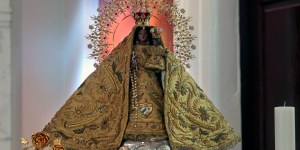 Tutte le volte in cui Benedetto XVI regalò una rosa alla Madonna