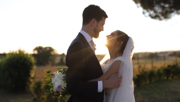 COPPIA SPOSATA SI GUARDA AL TRAMONTO