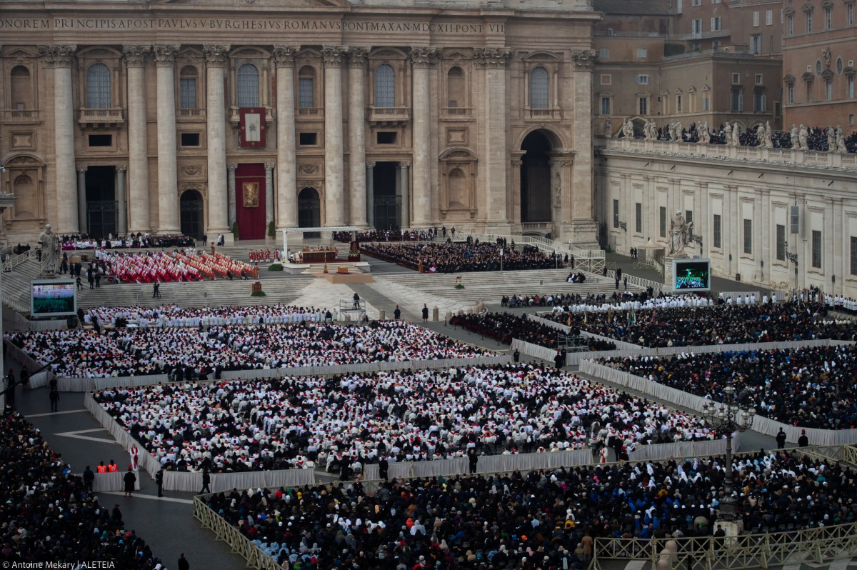 (FOTOGALLERY) I fedeli alle esequie di Benedetto XVI in piazza San Pietro