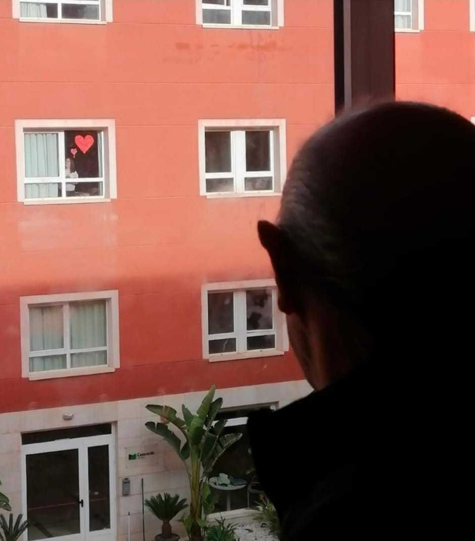 Anciano mira por la ventana en el Centro Casaverde Villa de Catal (Alicante, España)