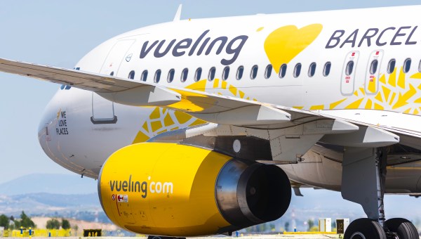 PLANE-VUELING-shutterstock_2102329963.jpg