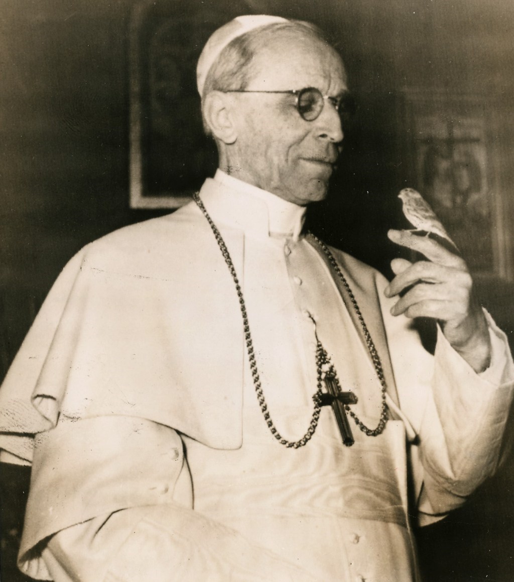 Pope-Pius-XII-together-with-a-goldfinch-photograph-from-the-Correio-da-Manha-Fund-in-the-custody-of-the-National-Archives-of-Brazil