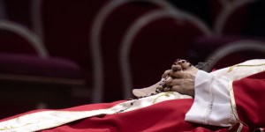 Funerali papa Benedetto XVI: cerimonia, bara, sepoltura (VIDEO)