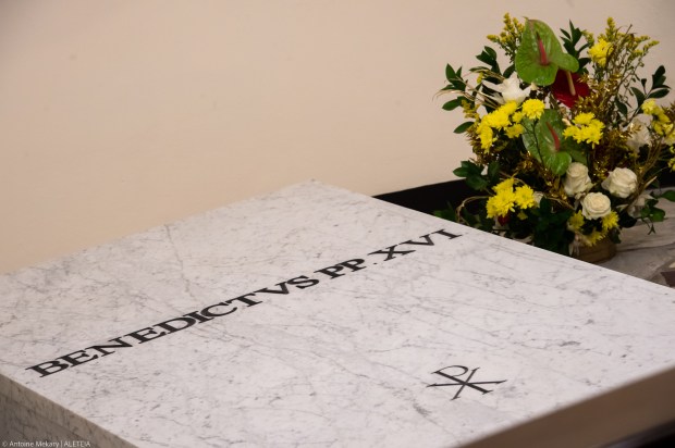 (FOTOGALLERY) Visita la tomba del papa emerito Benedetto XVI