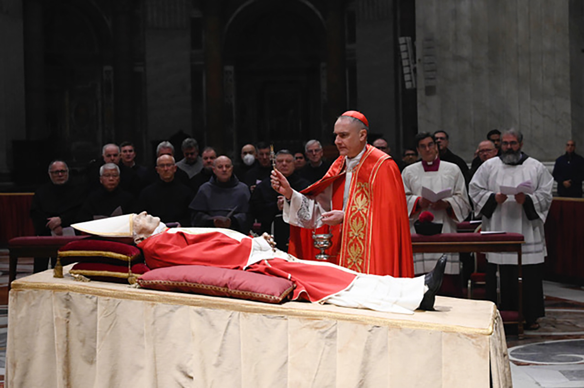 (FOTOGALLERY) Traslazione della salma di Benedetto XVI nella Basilica di San Pietro