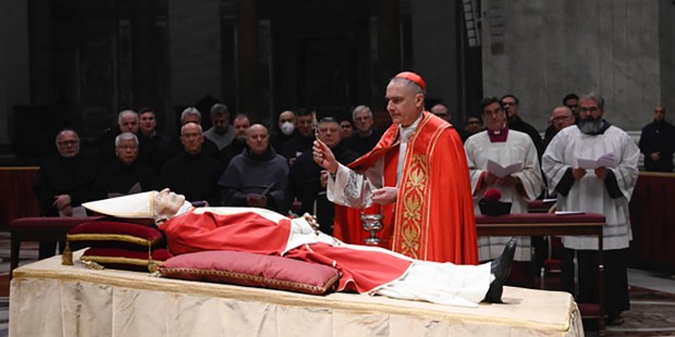 (FOTOGALLERY) Traslazione della salma di Benedetto XVI nella Basilica di San Pietro