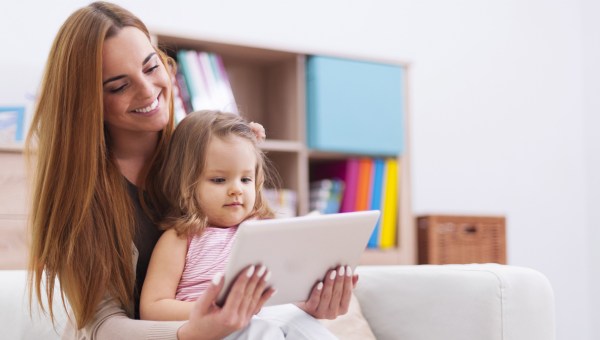 mamma e figlia con computer