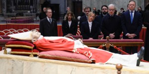 Esposizione del corpo di Benedetto XVI: orari, come vederla (VIDEO)