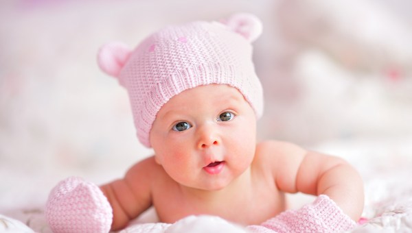 Recém-nascida de touca e luva