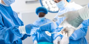Corte federale stabilisce che un ospedale cattolico non può rifiutare un intervento transgender