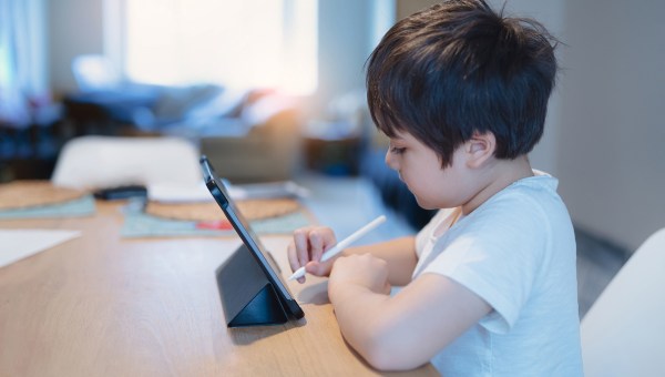 Bambino scrive sul suo tablet