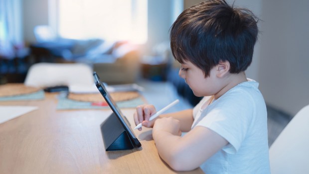 Bambino scrive sul suo tablet