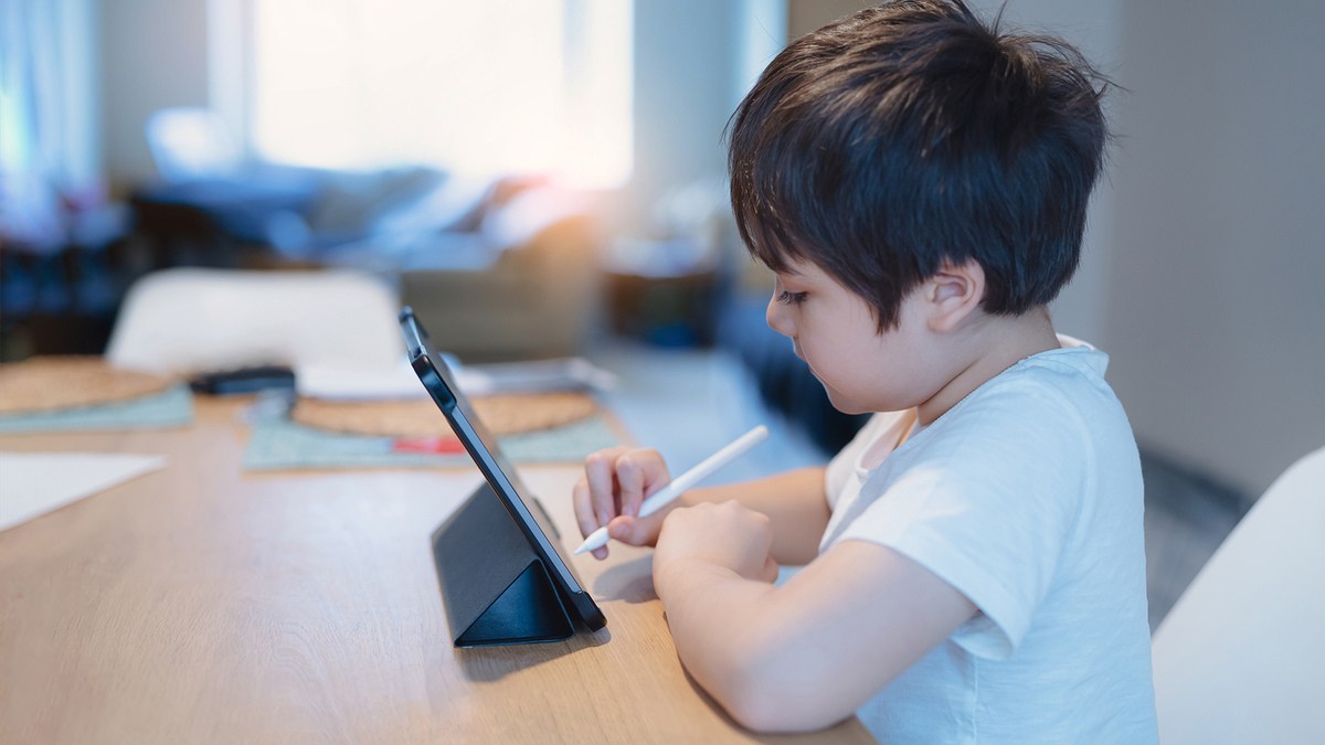 Bambino scrive sul suo tablet