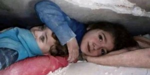 Le parole della bambina salvata insieme al fratellino sotto le macerie in Siria