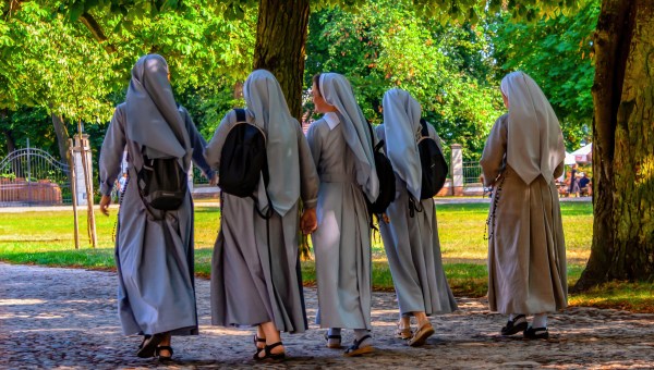 Zakonnice spacerujące w parku