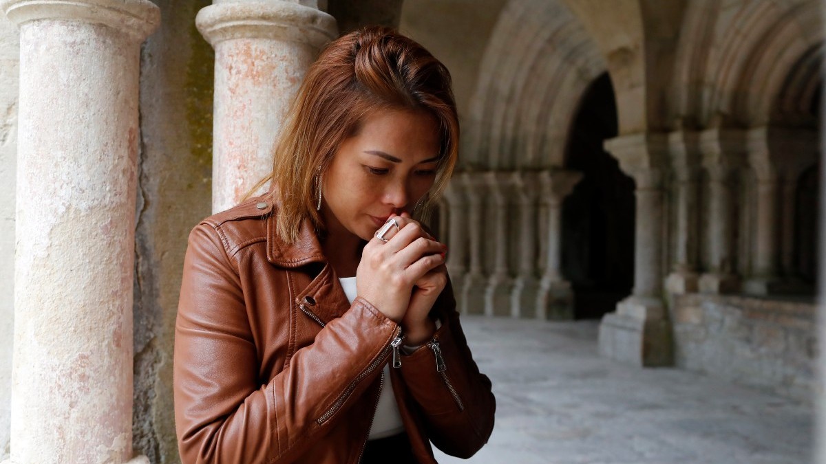 WOMAN-PRAY-CLOSTER.jpg